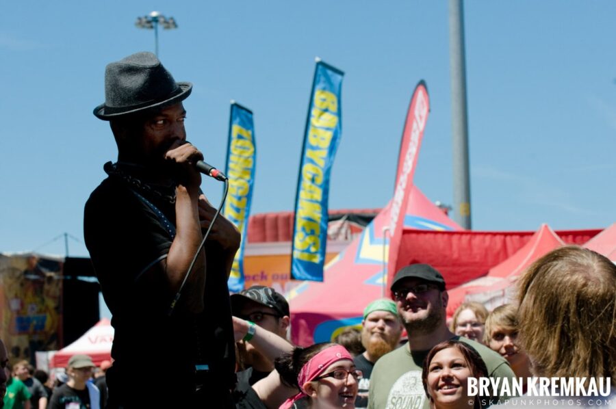 Ivy League with Angelo Moore @ Warped Tour 2009, Scranton PA - 07.15.09 (1)